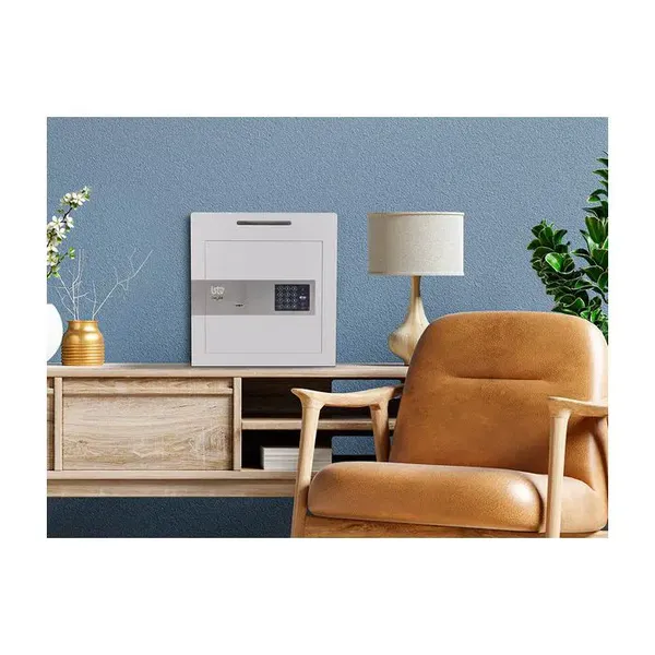 Caja de cobro electrónica con llave en ambiente de oficina
