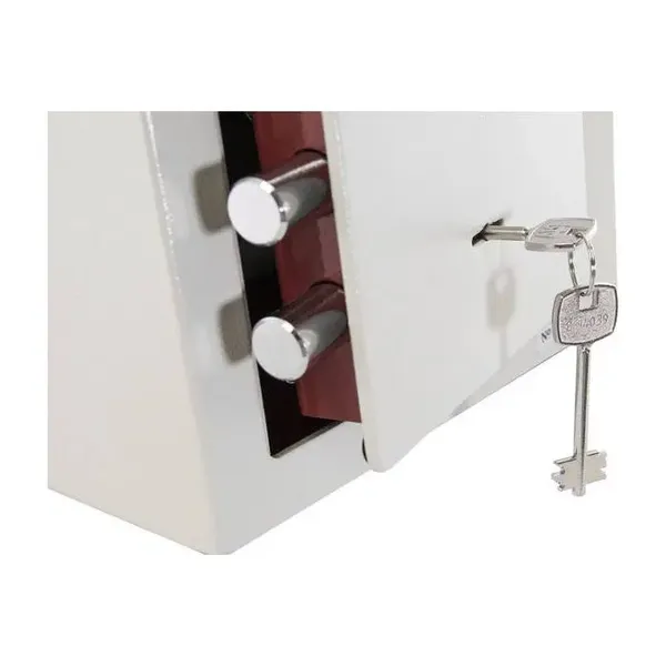 Detalle de bulones en caja fuerte con llave