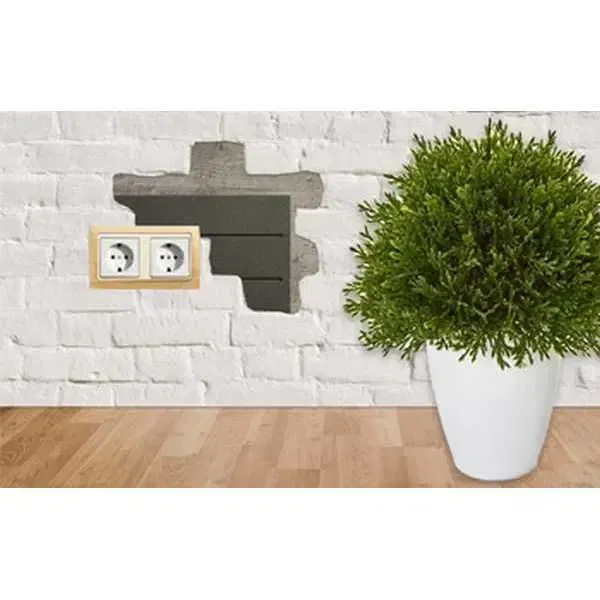 Caja fuerte camuflada tipo enchufe instalada en pared