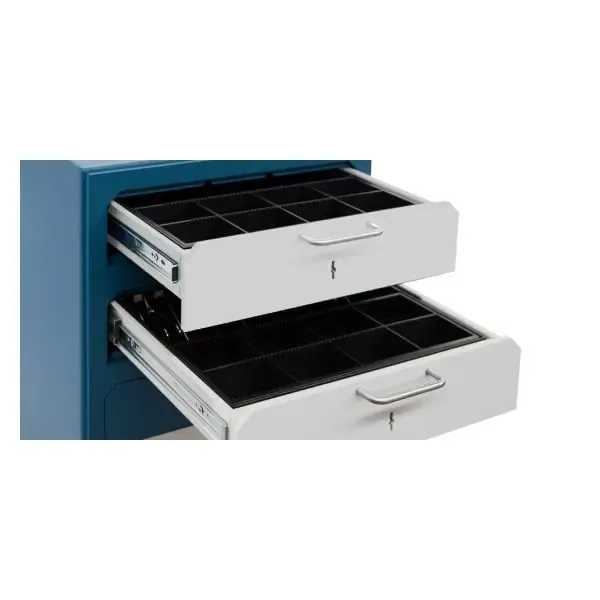 Cajones abiertos en submostrador para organizar depósitos